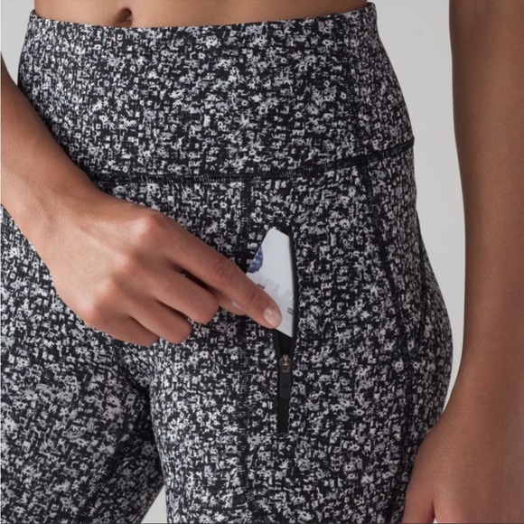 Lululemon Invigorate 7/8 Tight Daisy Dust Alpine White BlackSize 10 - Picture 2 of 12